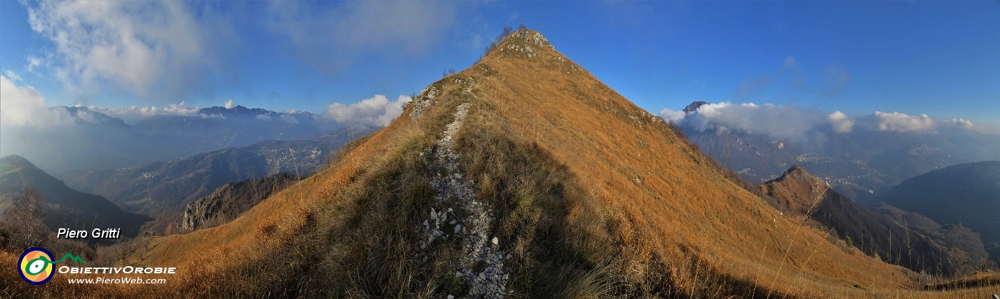39 Dalla selletta in anticima (1280 m)  la cima del Monte Gioco (1366 m) con Val Brembana  a sx e Val Serina a dx .jpg